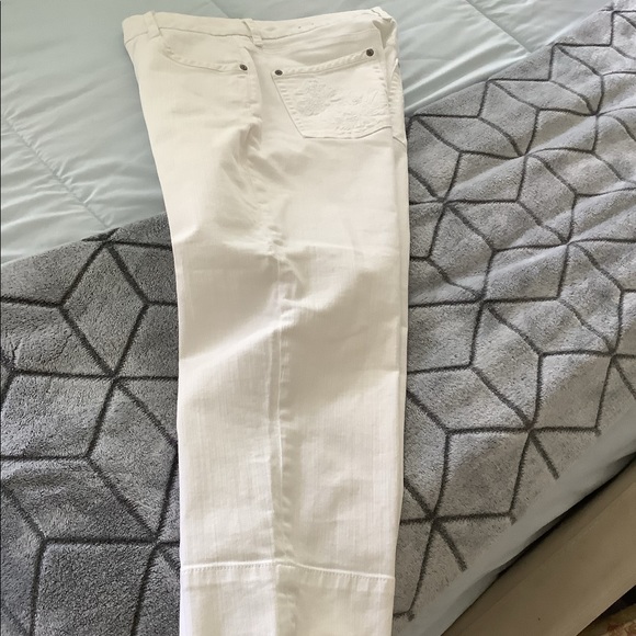 Chicos white jean capris Premium brand size one in excellent condition 5… - Picture 4 of 16